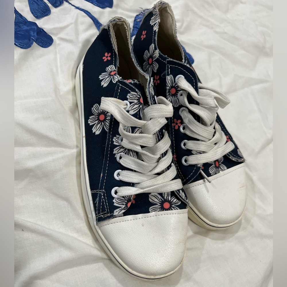 Daisy sneakers